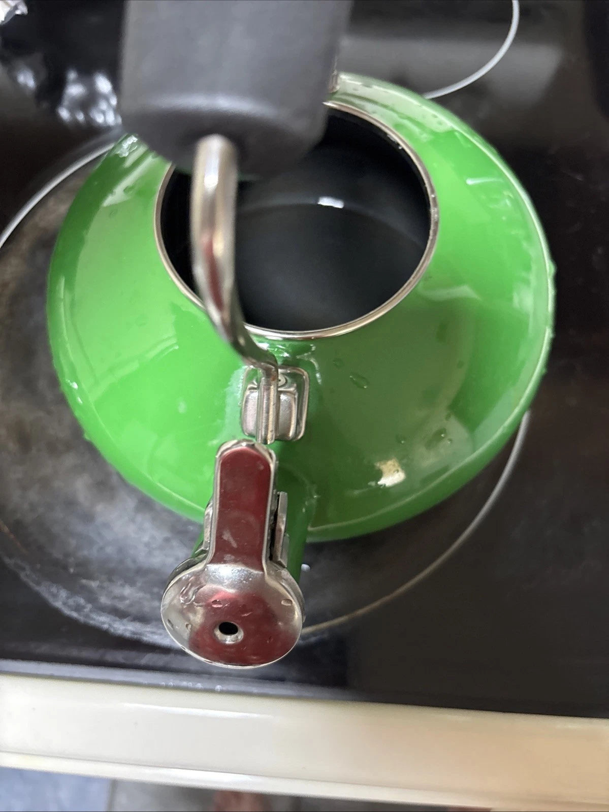 Chantal Classic Stovetop Tea Kettle Kelly Green Whistling Teapot 1.8 qt