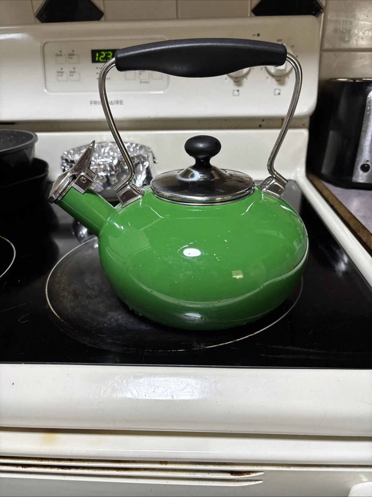 Chantal Classic Stovetop Tea Kettle Kelly Green Whistling Teapot 1.8 qt
