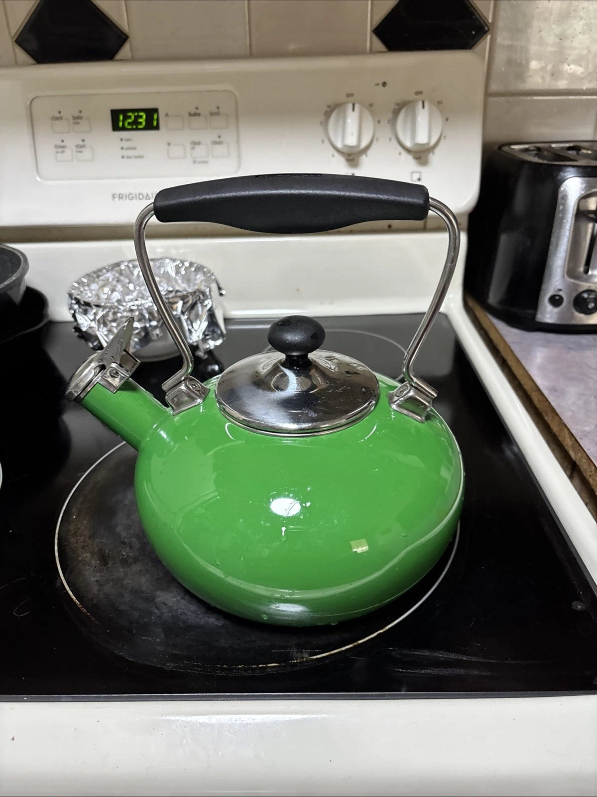 Chantal Classic Stovetop Tea Kettle Kelly Green Whistling Teapot 1.8 qt