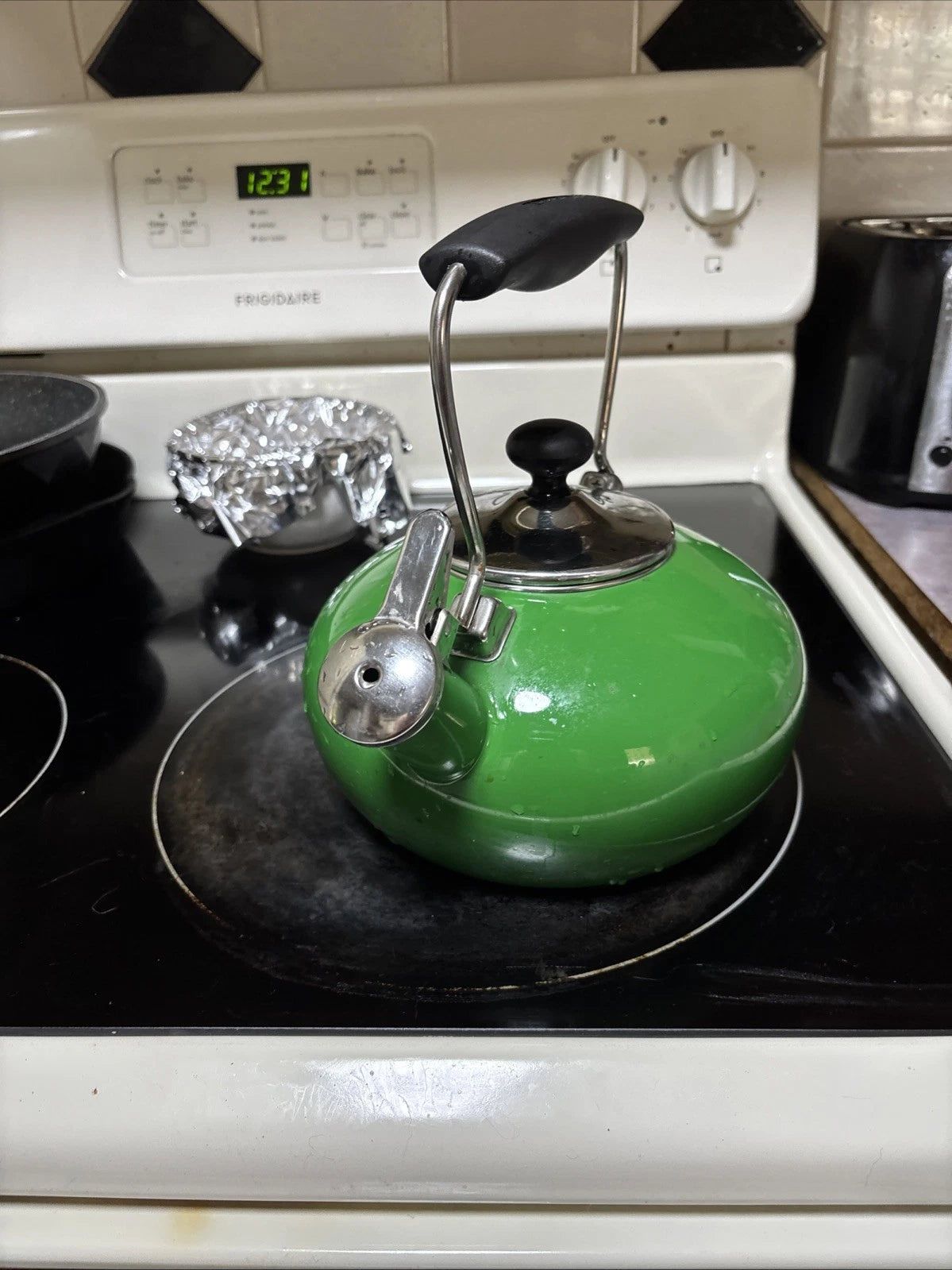 Chantal Classic Stovetop Tea Kettle Kelly Green Whistling Teapot 1.8 qt