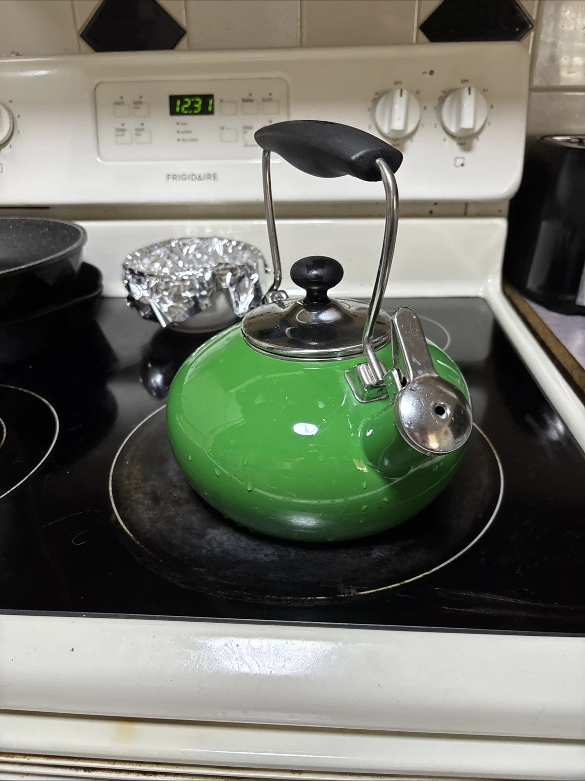 Chantal Classic Stovetop Tea Kettle Kelly Green Whistling Teapot 1.8 qt