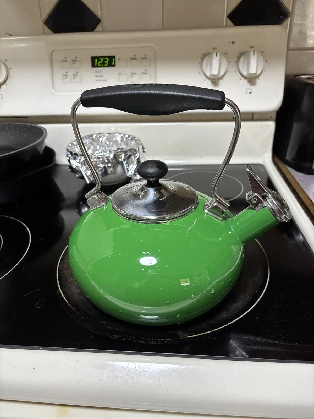 Chantal Classic Stovetop Tea Kettle Kelly Green Whistling Teapot 1.8 qt