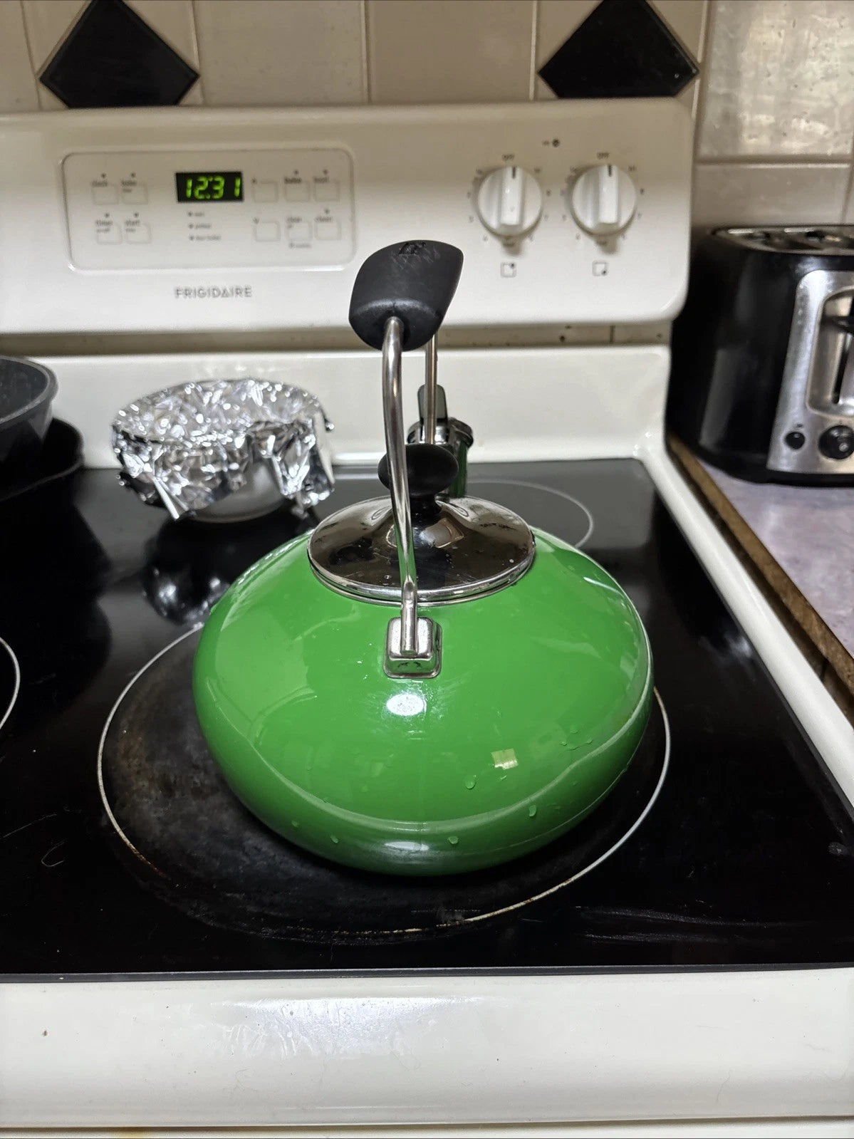 Chantal Classic Stovetop Tea Kettle Kelly Green Whistling Teapot 1.8 qt