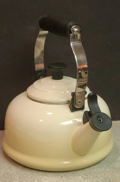 LE CREUSET Enamel 1.7 Quart Whistling Stovetop TEA KETTLE Teapot Dune Ivory