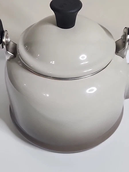 Le Creuset Whistling Tea Kettle Gray Tea Pot 1.25 Qt 1.1 L Enameled