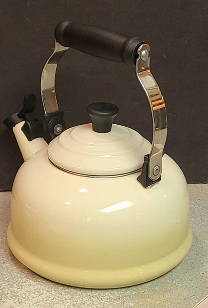 LE CREUSET Enamel 1.7 Quart Whistling Stovetop TEA KETTLE Teapot Dune Ivory