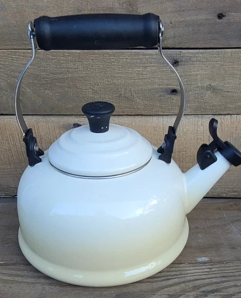 LE CREUSET Enamel 1.7 Quart Whistling Stovetop TEA KETTLE Teapot Dune Ivory