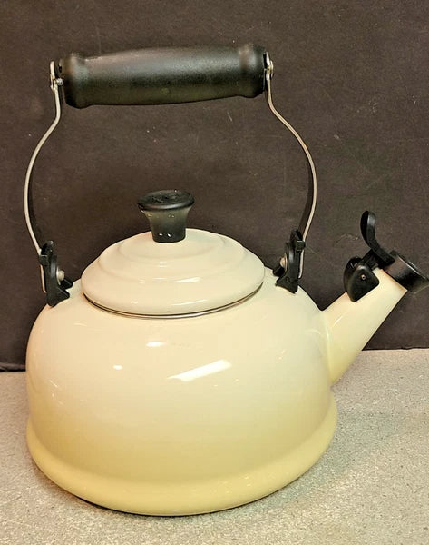 LE CREUSET Enamel 1.7 Quart Whistling Stovetop TEA KETTLE Teapot Dune Ivory