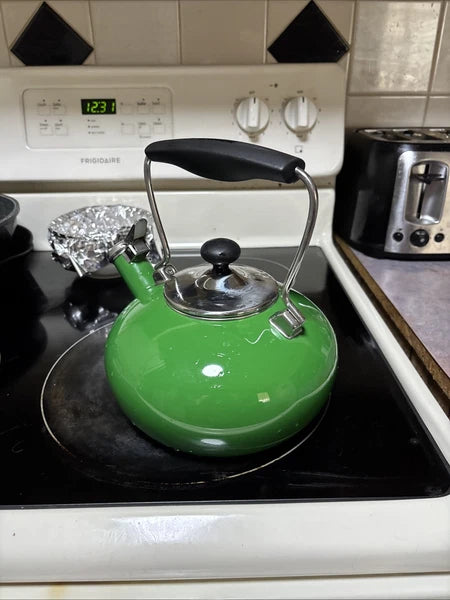 Chantal Classic Stovetop Tea Kettle Kelly Green Whistling Teapot 1.8 qt