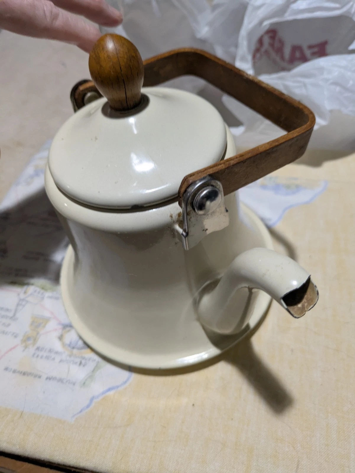 Vintage Retro Cream Enameled steel Tea Kettle Pot Wood Handles & Knob
