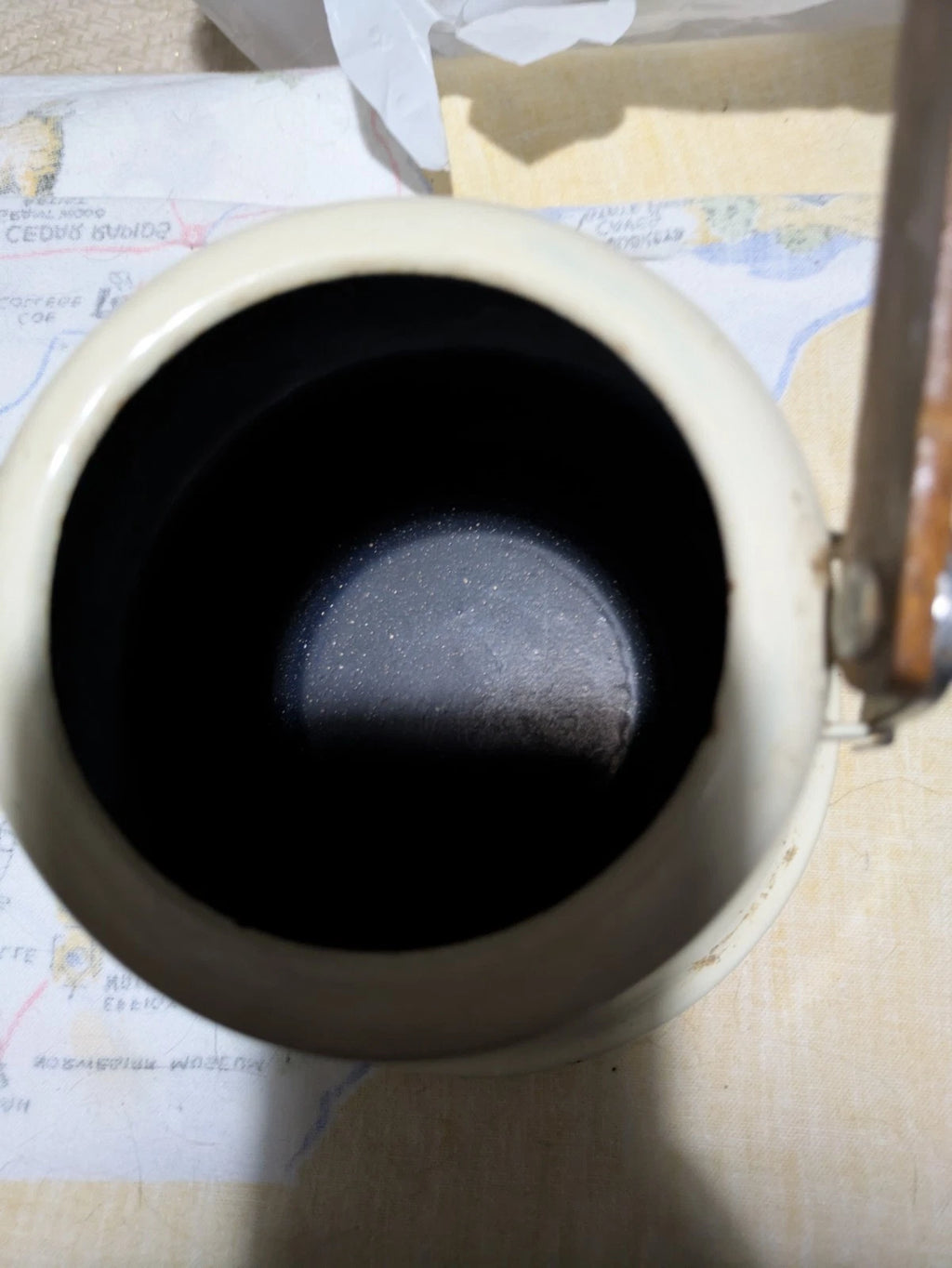 Vintage Retro Cream Enameled steel Tea Kettle Pot Wood Handles & Knob