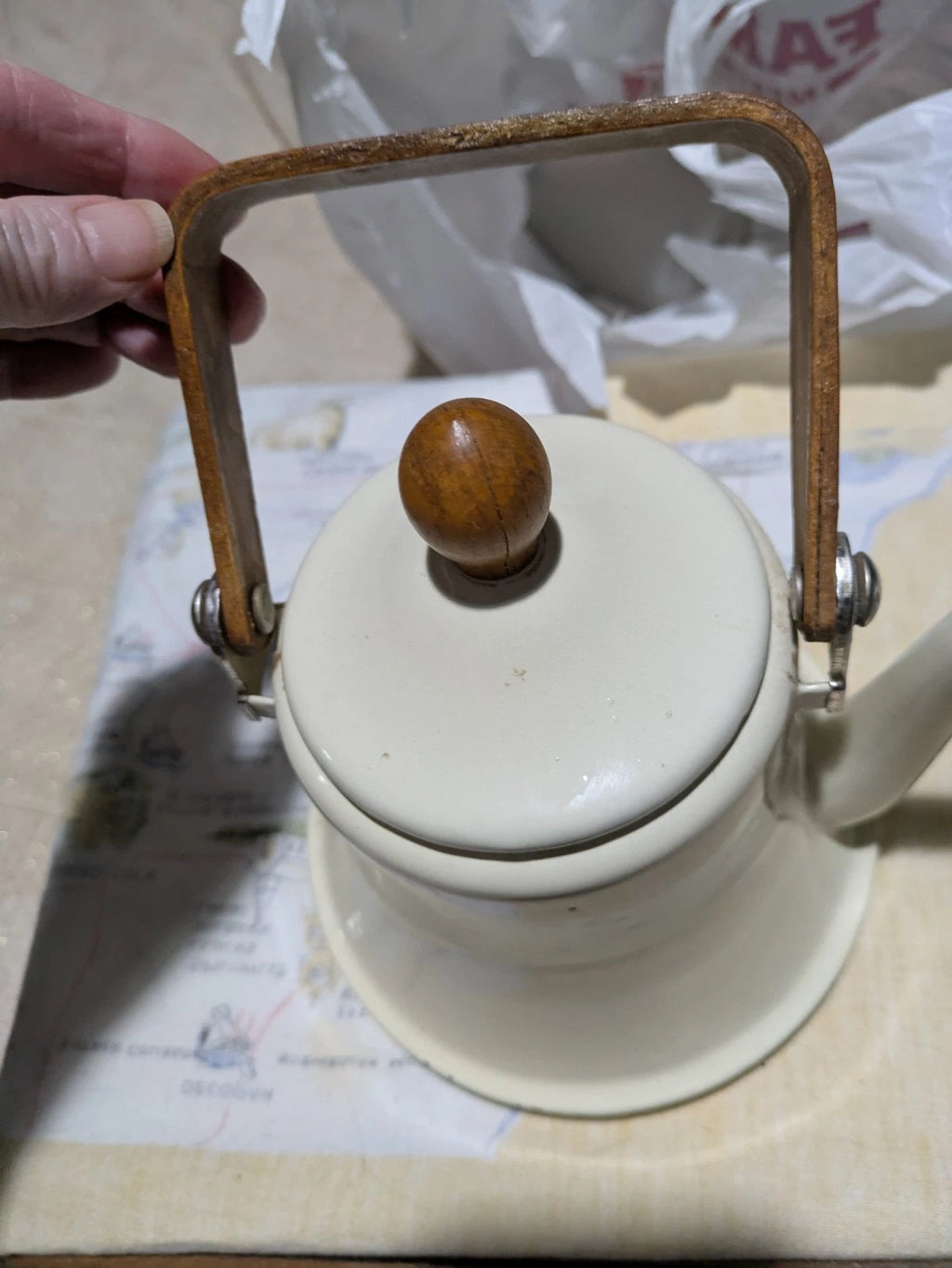 Vintage Retro Cream Enameled steel Tea Kettle Pot Wood Handles & Knob