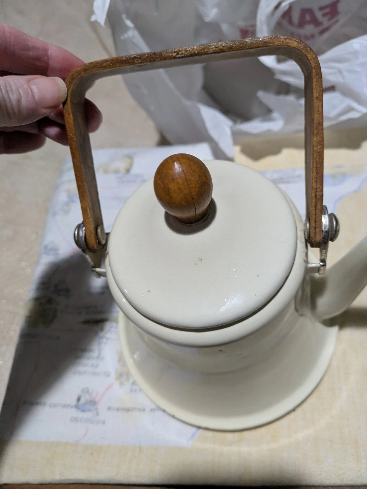 Vintage Retro Cream Enameled steel Tea Kettle Pot Wood Handles & Knob