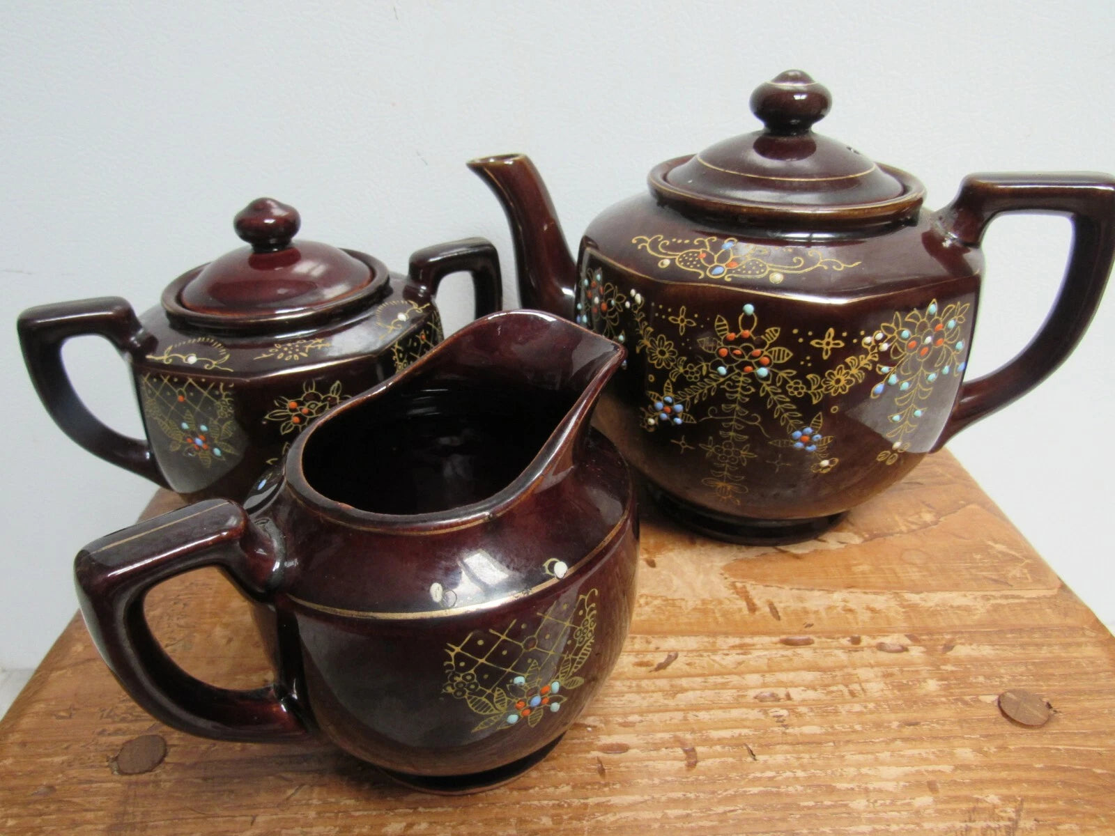 JAPAN REDWARE MORIAGE ENAMEL TEAPOT CREAMER, SUGAR CHOCOLATE GOLD
