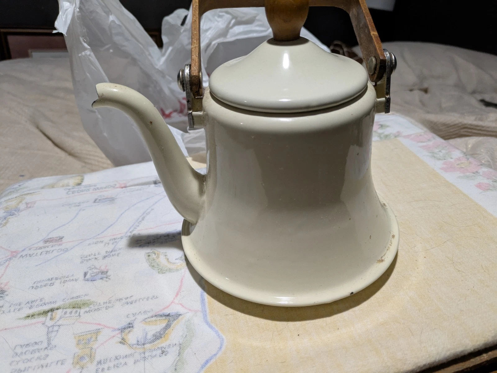 Vintage Retro Cream Enameled steel Tea Kettle Pot Wood Handles & Knob