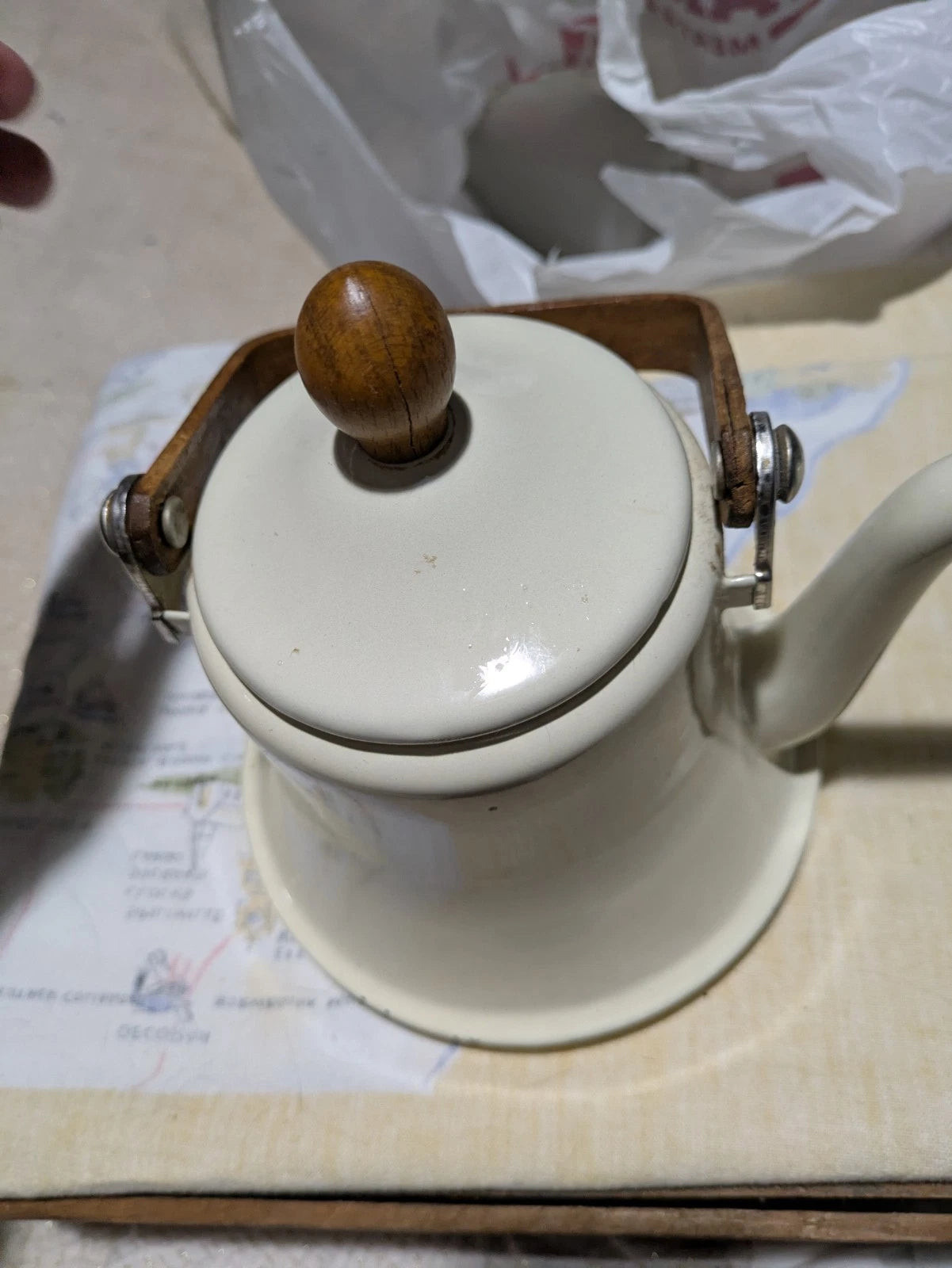 Vintage Retro Cream Enameled steel Tea Kettle Pot Wood Handles & Knob