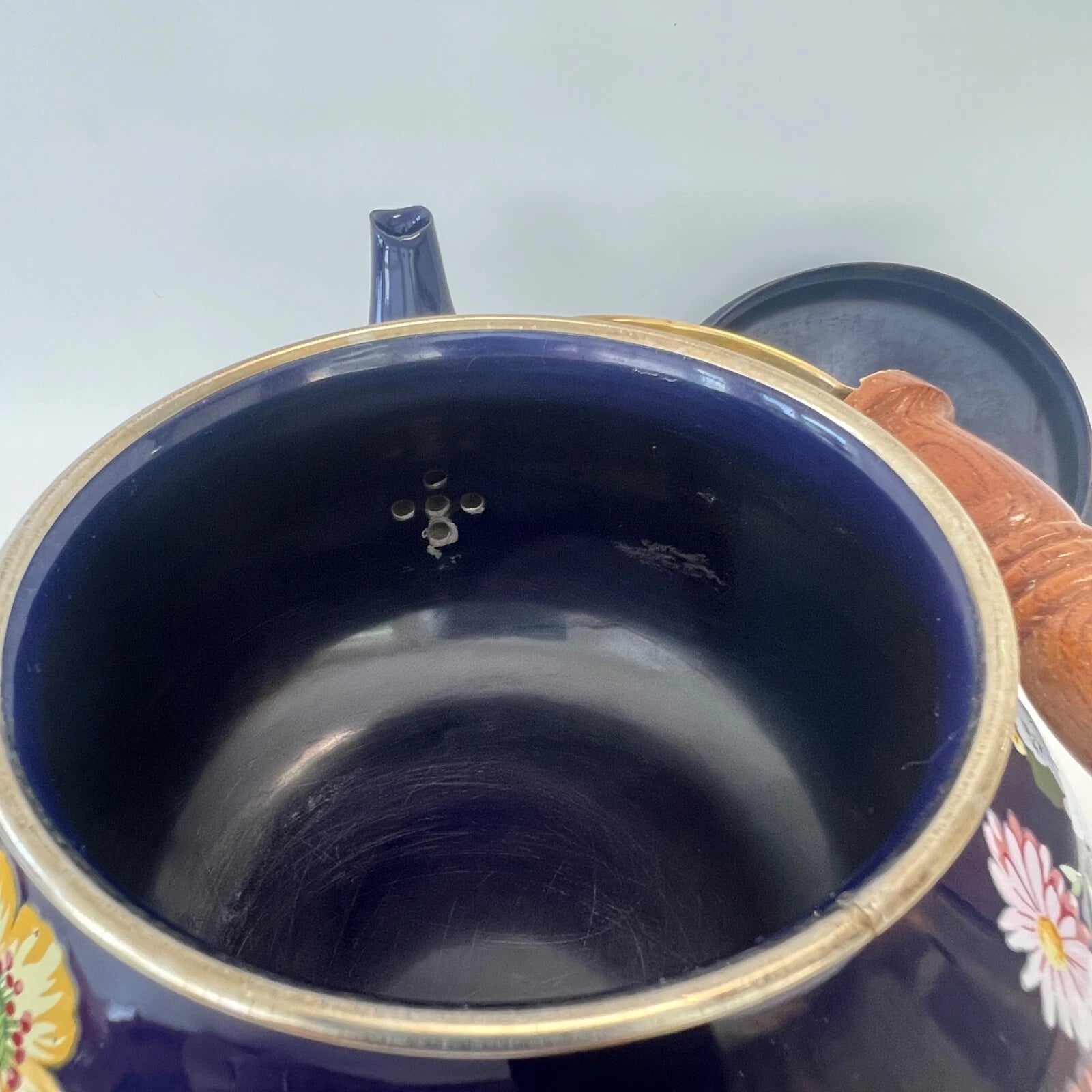 1983 GAILSTYN SUTTON "Flower Garden" Vintage Enamel Ware Cobalt Teapot Kettle